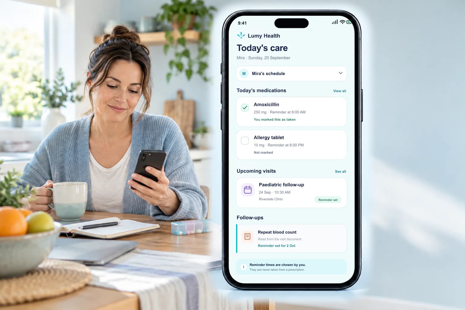 Человек дома пользуется Lumy Health рядом с экраном лекарств на сегодня и предстоящих визитов к врачу